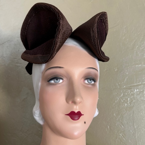 UNIQUE 1930s' BROWN STRAW & FABRIC TOQUE WITH GROSGRAIN BOWS